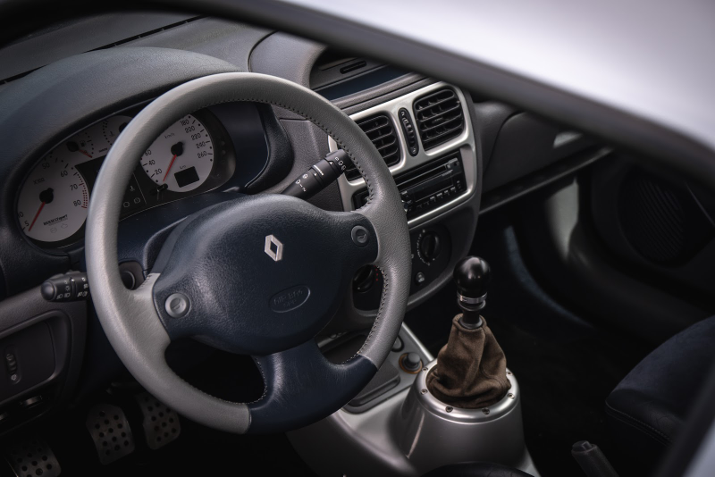 Illustration for article titled The Mid-Engine 2001 Renault Sport Clio V6 Is Just As Unreal As You Imagine
